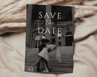 Könnte beinhalten: Schwarz-weiß Save-the-Date-Karte mit einem Paar, das sich auf einer Treppe vor einem Gebäude küsst. Der Text lautet "Save the Date" mit den Namen des Paares und dem Hochzeitsdatum.