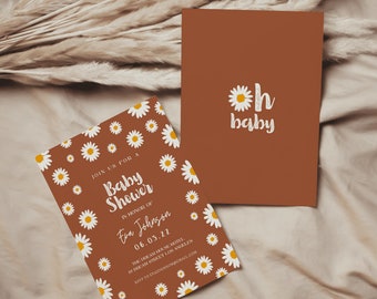 Può includere: Un invito a un baby shower marrone con margherite bianche e il testo "Join us for a Baby Shower in honor of Eva Johnson 06.03.22 The Dream House Hotel 123 Dream Street Los Angeles RSVP to evajohnson@gmail.com". È mostrata anche una carta marrone separata con margherite bianche e il testo "Oh baby".