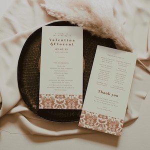 Puede incluir: Tarjetas de programa de ceremonia de boda con un diseño floral. Las tarjetas están impresas en papel blanco con texto marrón. La tarjeta superior dice "Bienvenido a la boda de Valentina & Florent 02.02.23 Los Ángeles". La tarjeta inferior enumera la fiesta de bodas e incluye un mensaje de agradecimiento.