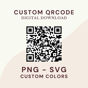 Op de afbeelding: Een digitale afbeelding met een zwart-witte QR-code. De tekst bovenaan luidt "CUSTOM QRCODE DIGITAL DOWNLOAD". Onder de QR-code staat "PNG - SVG CUSTOM COLORS". De achtergrond is lichtbeige.