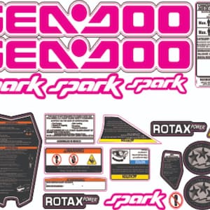 Peut inclure: Un ensemble d'autocollants roses et blancs pour un jet ski Sea-Doo Spark. Les autocollants comprennent le logo Sea-Doo, le nom du modèle "Spark" et le fabricant du moteur "ROTAX POWER".