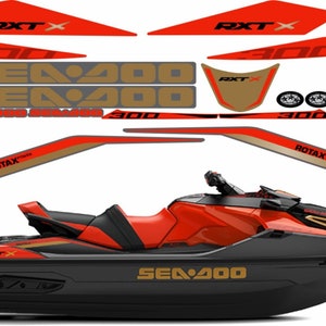 以下が含まれることがあります： 赤と黒のSea-Doo RXT-X 300パーソナルウォータークラフトとそれに合わせたデカール。デカールには「RXT-X 300」、「Sea-Doo 300」、および「Rotax Power」の文字が含まれています。ウォータークラフトは洗練されたデザインです。