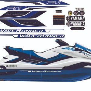 Peut inclure: Un jet ski Yamaha WaveRunner FX blanc et bleu avec des accents noirs. Le jet ski est doté d'un moteur à haut rendement et d'un logo WaveRunner sur le côté.
