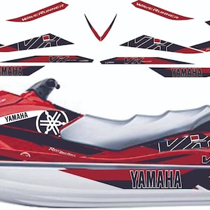 Peut inclure: Jet ski Yamaha WaveRunner VX rouge et noir avec le logo Yamaha et le texte "WaveRunner" sur le côté.