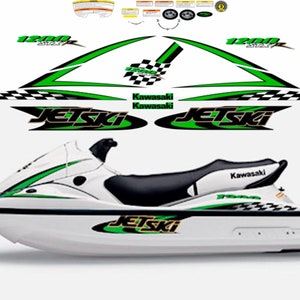Könnte beinhalten: Grüner und schwarzer Kawasaki Jet Ski Wassersport-Aufkleber-Satz mit einem karierten Flaggenmuster und dem Text "1200 STX" und "Jet Ski".