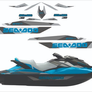 Peut inclure: Un jet ski Sea-Doo GTI 155 bleu et gris avec un design géométrique noir et gris. Le jet ski a un siège blanc et un guidon noir. Le logo Sea-Doo est visible sur le côté du jet ski.