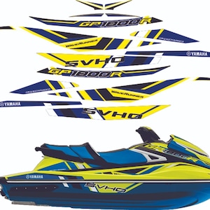 以下が含まれることがあります： 黒と白のグラフィックが施された、黄色と青のヤマハウェーブランナーGP1800R SVHO水上オートバイ。グラフィックには、「WaveRunner」、「GP1800R」、「SVHO」、「Yamaha」の文字が含まれています。