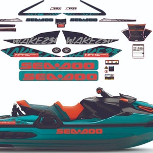 以下が含まれることがあります： オレンジのアクセントが付いた、ターコイズブルーとブラックのシー-ドゥースパーク水上バイク。水上バイクには、側面に「シー-ドゥー」と「ウェイクプロ」の文字が書かれています。