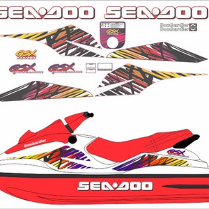 Peut inclure: Un jet ski Sea-Doo GSX Sea-Doo 1000 blanc et rouge avec un design graphique noir, jaune, orange et violet. Le jet ski a un siège noir et un guidon noir.