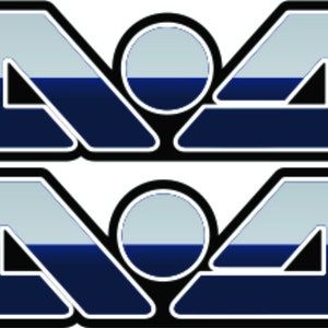 Może przedstawiać: Dwa niebieskie i srebrne naklejki z tekstem "SEA-DOO" w stylizowanym kroju pisma.