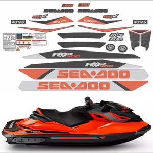Puede incluir: Una moto acuática Sea-Doo Spark de color naranja brillante con detalles en negro y gris. La moto acuática tiene un asiento negro y un tablero negro y gris. La moto acuática tiene una pegatina que dice "Sea-Doo" y "RXP 300" en el lateral. La moto acuática está sobre un fondo blanco.