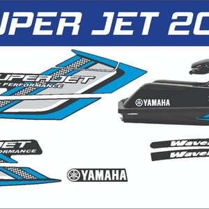 Puede incluir: Un conjunto de calcomanías azules y grises para una moto acuática Yamaha Super Jet 2015. Las calcomanías presentan las palabras "Super Jet" y "Race Performance" en fuente blanca. Las calcomanías también incluyen el logotipo de Yamaha y las palabras "WaveRunner".