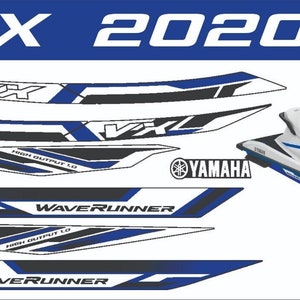 以下が含まれることがあります： ヤマハ VX 2020 WaveRunner ジェットスキー用の白、青、黒のビニールデカールセット。 デカールには、ヤマハのロゴ、"WaveRunner" と "High Output 1.8L" の文字、およびモデル名 "VX" が含まれています。