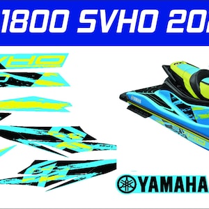 Peut inclure: Un jet ski Yamaha GP 1800 SVHO 2022 bleu et noir avec un design graphique jaune et noir. Le jet ski est sur un fond blanc avec un logo Yamaha et le texte "KRP Signs & Graphics".