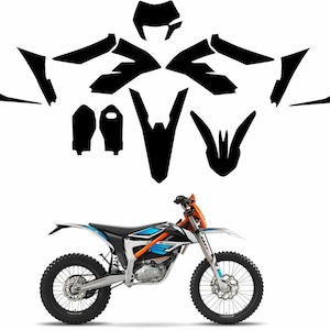 Könnte beinhalten: Schwarzweißes Grafikdesign von Motorradteilen, darunter ein vorderer Kotflügel, Seitenverkleidungen und ein Sitz. Unterhalb der Grafik ist ein weißes und oranges Elektro-Dirt-Bike zu sehen.