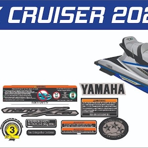 以下が含まれることがあります： ヤマハ VX クルーザー 2020 ジェットスキー。青と銀色のボディに、側面にヤマハのロゴが描かれています。ジェットスキーは白い背景にあり、様々なステッカーとデカールが貼られています。