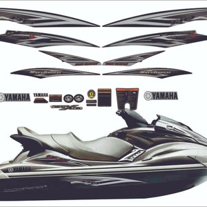 Peut inclure: Un jet ski Yamaha WaveRunner argent et noir avec le texte "WaveRunner" et "Yamaha" sur le côté. Le jet ski a un siège noir et un pare-brise noir.