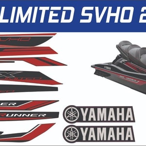 Può includere: Uno scooter acquatico Yamaha FX Limited SVHO 2018 nero e rosso con le parole "FX Limited SVHO 2018" e "WaveRunner" sul lato. Lo scooter acquatico è su uno sfondo bianco con un bordo rosso e blu.
