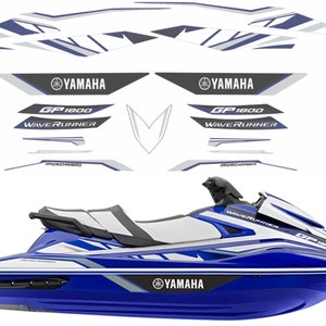 Puede incluir: Un jet ski Yamaha WaveRunner GP1800 azul y blanco con detalles en negro y gris. El jet ski tiene un asiento blanco y un manillar negro. El logotipo de Yamaha es visible en el lateral del jet ski.
