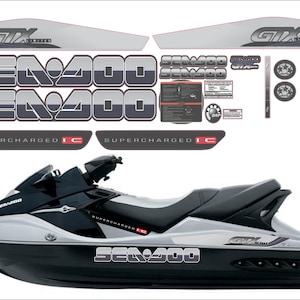 Może przedstawiać: Srebrno-czarny skuter wodny Sea-Doo GTX Limited z napisem "Sea-Doo GTX Limited" i "Supercharged I.C." na boku.