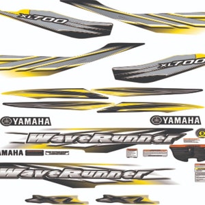 Puede incluir: Un conjunto de calcomanías amarillas y grises para un Yamaha WaveRunner XL700. Las calcomanías presentan el logotipo de Yamaha, el texto WaveRunner y el texto XL700.