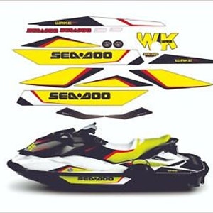 Peut inclure: Un ensemble d'autocollants graphiques pour motomarines Sea-Doo jaunes, noirs et blancs. Les autocollants présentent le logo Sea-Doo et le texte "Wake" et "WK".