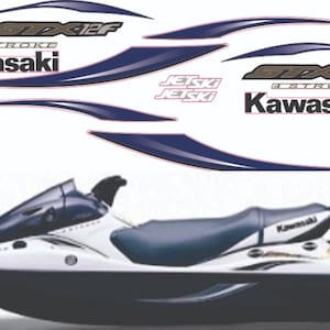 Könnte beinhalten: Ein weiß-blaues Kawasaki STX-12F Jet Ski mit schwarzem Sitz und einer klaren Windschutzscheibe. Das Jet Ski hat einen Aufkleber mit der Aufschrift "Kawasaki" und "1 Stroke" an der Seite.
