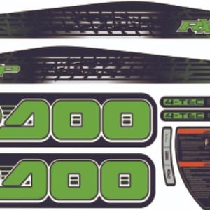 Puede incluir: Calcomanías Sea-Doo verdes y negras con el texto "Sea-Doo" y "4-TEC Supercharged" en blanco. Las calcomanías son para una embarcación.