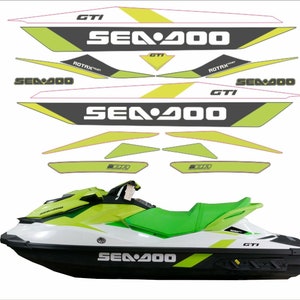Peut inclure: Un jet ski Sea-Doo GTI blanc et vert avec des accents noirs et le texte "Sea-Doo GTI" sur le côté. Le jet ski est sur un fond blanc.