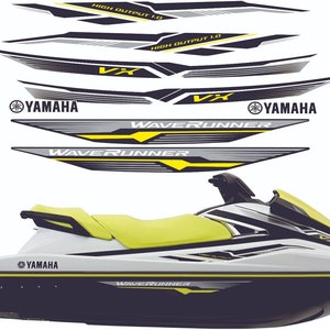 Peut inclure: Un jet ski Yamaha WaveRunner VX blanc et noir avec des accents jaunes. Le jet ski porte l'inscription "Yamaha" et "WaveRunner" sur le côté. Le jet ski est présenté en profil.