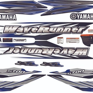 Puede incluir: Un conjunto de calcomanías azules y plateadas para un Yamaha WaveRunner XL700. Las calcomanías presentan el logotipo de Yamaha, el nombre WaveRunner y el número de modelo XL700.