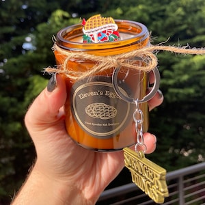 Zestaw świec Stranger Things - świeca sojowa o zapachu Eggos Waffle marki Eleven + brelok + emaliowana przypinka I prezent z serialu telewizyjnego I nostalgiczny prezent dla fana