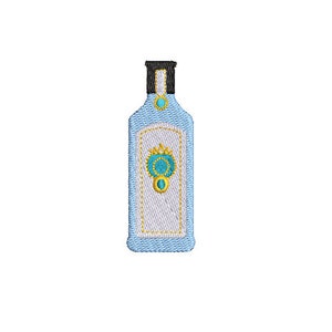 Peut inclure: Une bouteille en verre bleu clair avec un bouchon noir et un motif or et turquoise. La bouteille a une étiquette blanche avec une couronne dorée et un bijou turquoise.