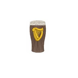 Könnte beinhalten: Ein braunes Glas mit einem weißen Schaumkopf und einem goldenen Harfenlogo. Das Logo lautet "Guinness".