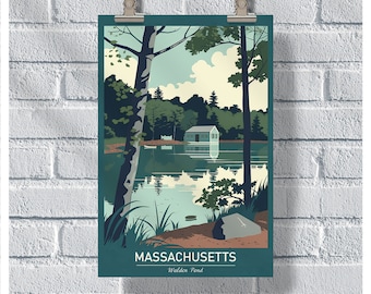 Op de afbeelding: Een vintage-stijl illustratie van Walden Pond in Massachusetts. De afbeelding toont een meer met een klein huisje op het water, omringd door bomen en een blauwe lucht met wolken. De tekst "MASSACHUSETTS" en "Walden Pond" staat onderaan de afbeelding.