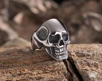 Bague tête de mort classique | Bijoux gothiques artisanaux pour homme, accessoire de motard basique, cadeau fait main pour un style rebelle et un usage quotidien
