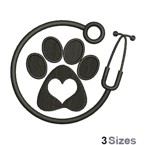 Puede incluir: Diseño de bordado en blanco y negro de una huella de pata con un corazón en su interior, rodeado de un estetoscopio. El diseño está en un círculo y dice "3 tamaños" en la parte inferior.