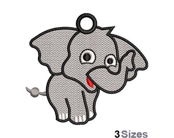 Könnte beinhalten: Ein gestickter grauer Elefant mit roter Zunge und schwarzen Augen. Der Elefant hat eine Schlaufe oben auf dem Kopf.