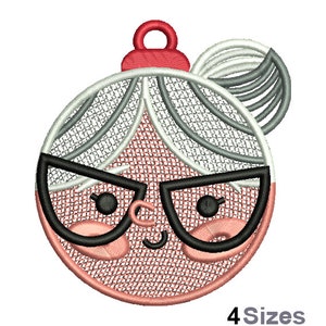 Könnte beinhalten: Ein roter und rosa Weihnachtsbaumschmuck mit einem weißen und grauen Haarmuster, einer schwarzen Brille und einem lächelnden Gesicht. Der Schmuck hat oben eine Schlaufe zum Aufhängen.
