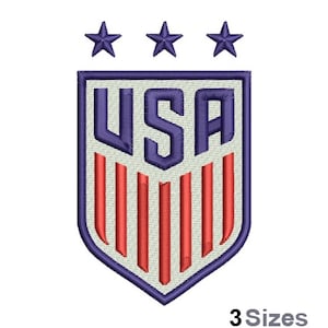 Könnte beinhalten: Ein blaues und weißes Schild mit dem Wort "USA" in blauen Buchstaben und roten und weißen Streifen. Drei weiße Sterne befinden sich über dem Schild.