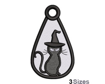 Puede incluir: Gato negro con sombrero de bruja, dentro de un contorno blanco en forma de lágrima. El gato tiene un cuerpo negro, ojos blancos y una cola negra.
