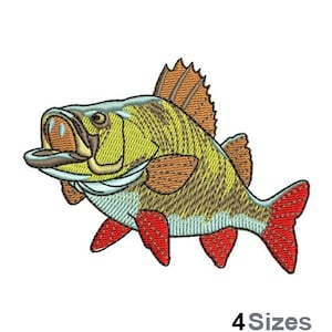 以下が含まれることがあります： 黄色、茶色、赤色のディテールが施された魚の刺繍画像。魚は口を開けて左に傾いています。「4 Sizes」の文字が魚の下にあります。