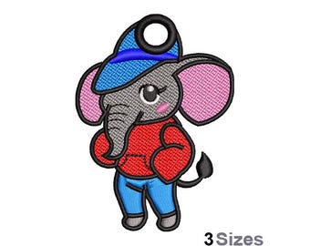 Könnte beinhalten: Stickerei eines grauen Elefanten, der einen blau-weißen Hut und einen roten Kapuzenpullover trägt. Der Elefant hat rosa Ohren und steht mit gekreuzten Beinen.