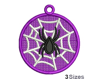 Puede incluir: Círculo morado con una telaraña blanca y una araña negra en el centro. El círculo tiene un lazo en la parte superior para colgar.
