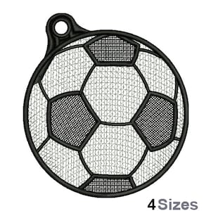Puede incluir: Diseño bordado en blanco y negro de un balón de fútbol con un lazo en la parte superior. 4 tamaños.