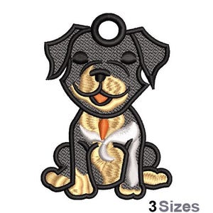 Puede incluir: Diseño bordado de un perro negro y marrón con un vendaje blanco en la pata. El perro está sentado con la lengua fuera y tiene una expresión feliz. El diseño es perfecto para un llavero u otro proyecto artesanal.