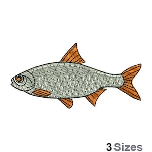 Peut inclure: Broderie représentant un poisson gris avec des nageoires orange. Le poisson est tourné vers la droite et présente un motif d'écailles détaillé.