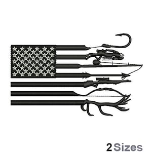 Peut inclure: Broderie en noir et blanc d'un drapeau américain avec du matériel de chasse et de pêche, y compris un fusil, un arc et des flèches, une canne à pêche et des hameçons. Le texte "2 Sizes" est sous le dessin.