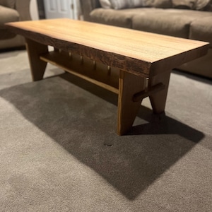 Moderner Live-Edge White Oak Couchtisch mit Messingakzentierung