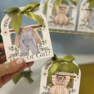 Handgefertigte Gender Reveal Favor Box: Baby Outfit Dekorationen